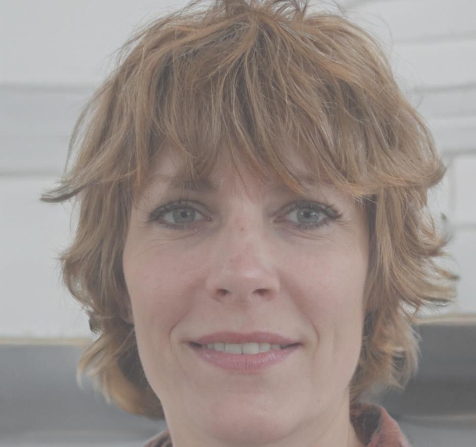 Directora financiera experta en análisis corporativo
